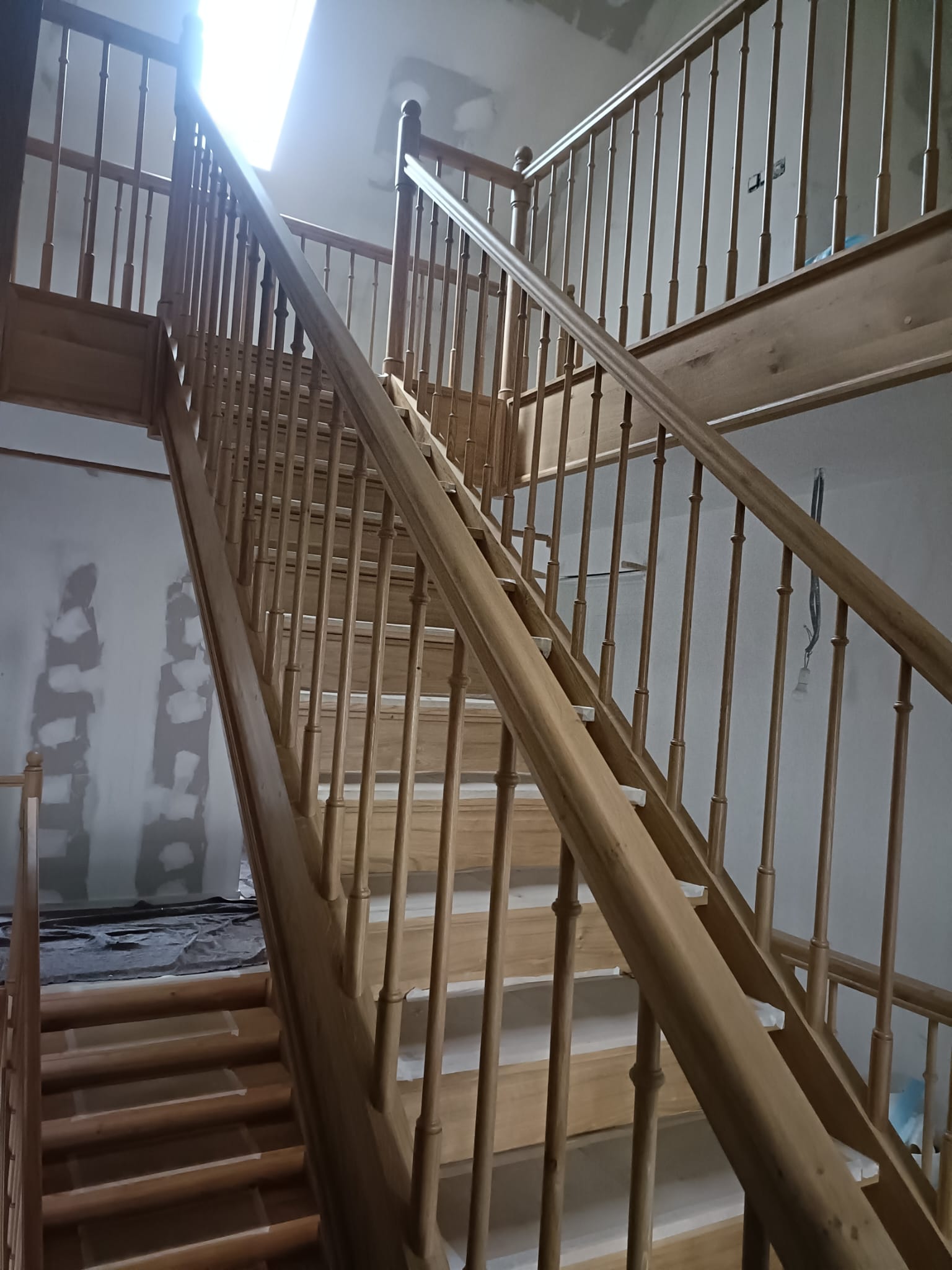 Escalier et garde-corps en bois — chantier en cours